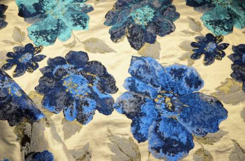 Плотный Жаккард с блеском и ярко синими цветами