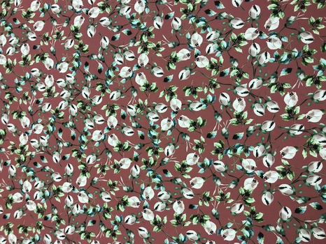 Шелк-креп в мелкий цветочек на брусничном фоне
